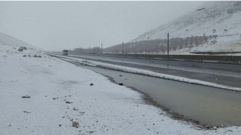 بارش برف در گردنههای الموت و آوج