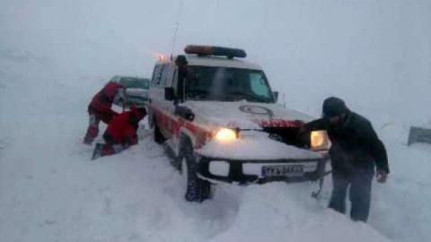 فیلم / نجات مادر باردار در برف و کولاک تکابِ آذربایجان غربی