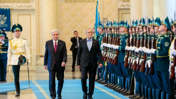 فیلم/ مراسم استقبال از رئیس جمهور ایران در کاخ ریاست جمهوری قزاقستان