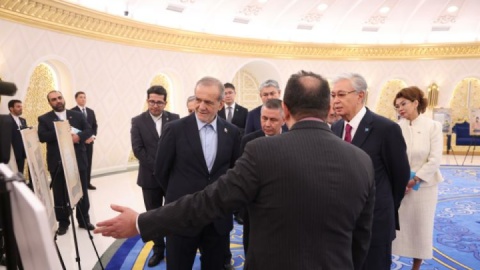 بازدید پزشکیان از نمایشگاه اسناد تاریخی ایران درباره آسیای مرکزی