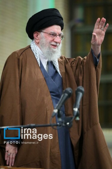 دیدار هزاران نفر از مداحان و ستایشگران اهل بیت(ع) با رهبر انقلاب