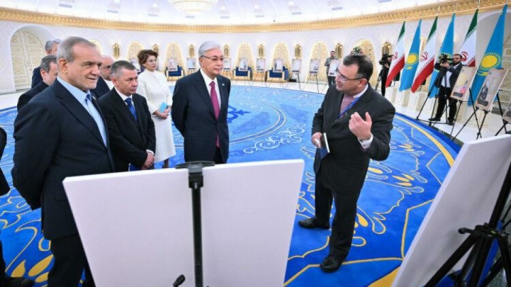 بازدید توکایف و پزشکیان از نمایشگاه نسخه‌های خطی تاریخ قزاقستان از آرشیوهای ایران