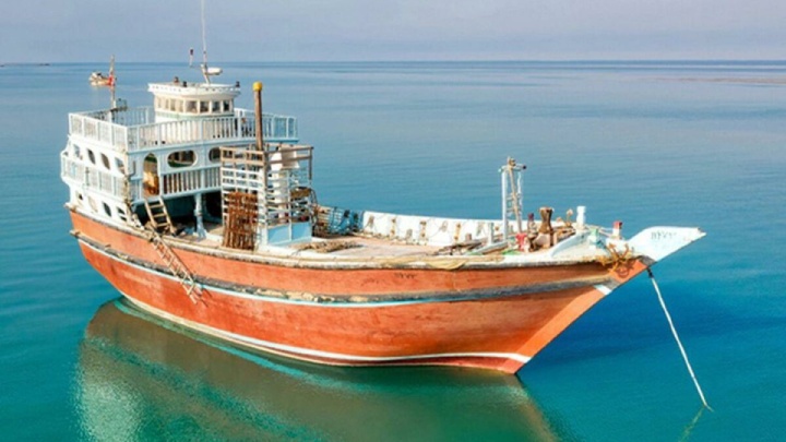 توقیف سه لنج صیادی غیرمجاز در آب‌های جاسک و دستگیری ۱۱ متهم