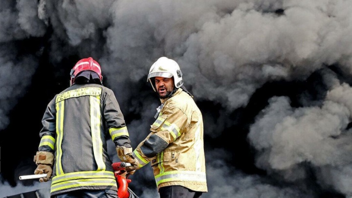 آتش سوزی کارخانه مواد شیمایی؛ عامل انتشار بوی نامطبوع در خرم‌آباد