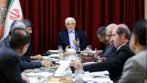 عارف: نگاه کلیشه‌ای موجب افت عملکرد دانش‌آموزان شده است