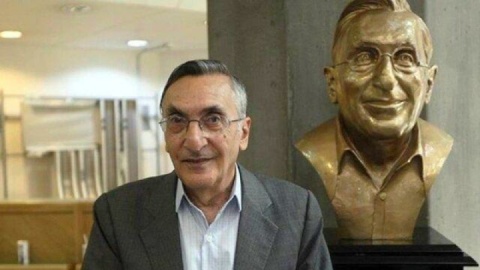 کتابخانه کامران فانی اهدا شد