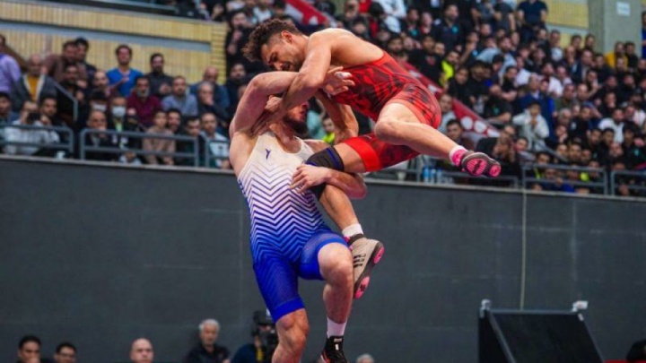 لطفاً کشتی را مثل فوتبال پرحاشیه نکنید