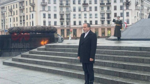 فیلم/ ادای احترام عراقچی به کشته‌شدگان بلاروس در جنگ جهانی دوم