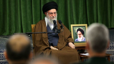 رهبر انقلاب: حفظ هویت دینی از سوی جوانان امروز، بسیار ارزشمند است