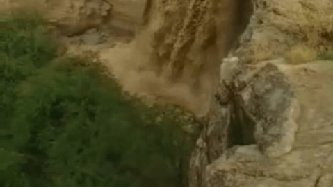 فیلم / سرازیر شدن سیلاب‌ از تپه‌های شمالی بندرعباس