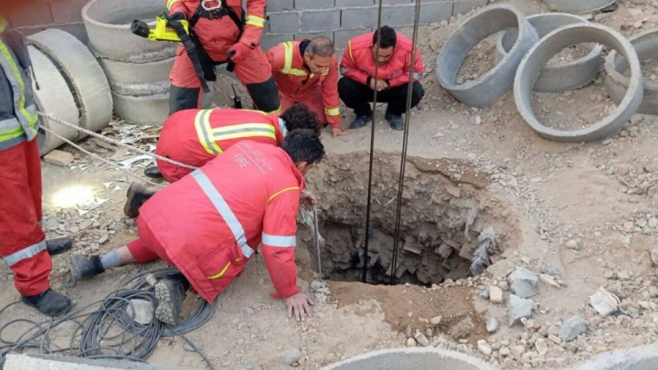 جدال با مرگ در چاه ۲۵ متری؛ عملیات موفق آتش‌نشانی برای نجات دو کارگر