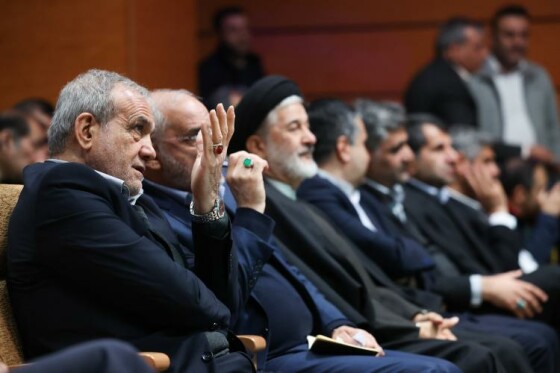 نشست پزشکیان با سرمایه گذاران و فعالان اقتصادی خراسان جنوبی