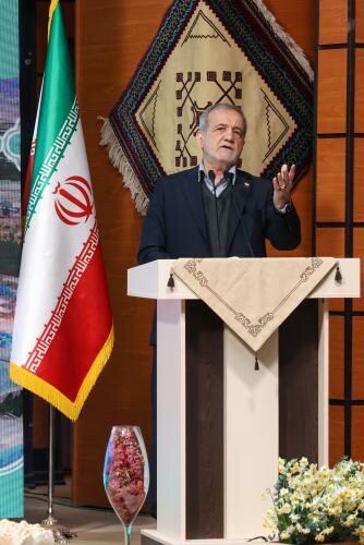 نشست پزشکیان با سرمایه گذاران و فعالان اقتصادی خراسان جنوبی