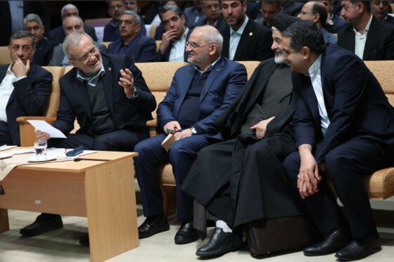 نشست پزشکیان با سرمایه گذاران و فعالان اقتصادی خراسان جنوبی