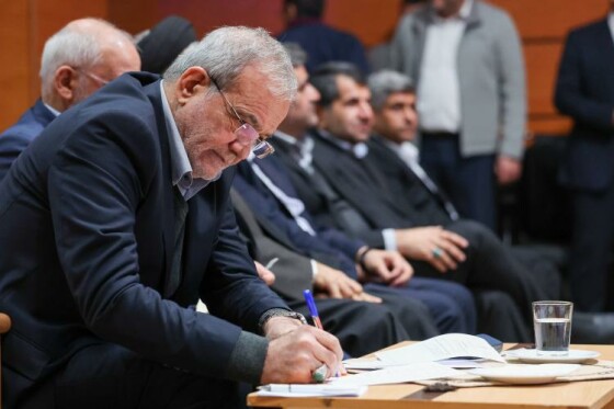 نشست پزشکیان با سرمایه گذاران و فعالان اقتصادی خراسان جنوبی