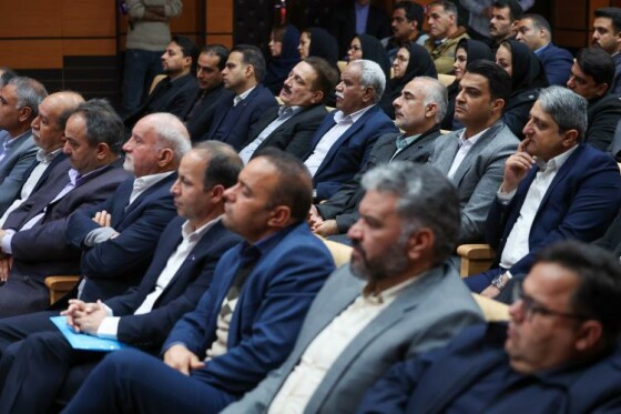 نشست پزشکیان با سرمایه گذاران و فعالان اقتصادی خراسان جنوبی