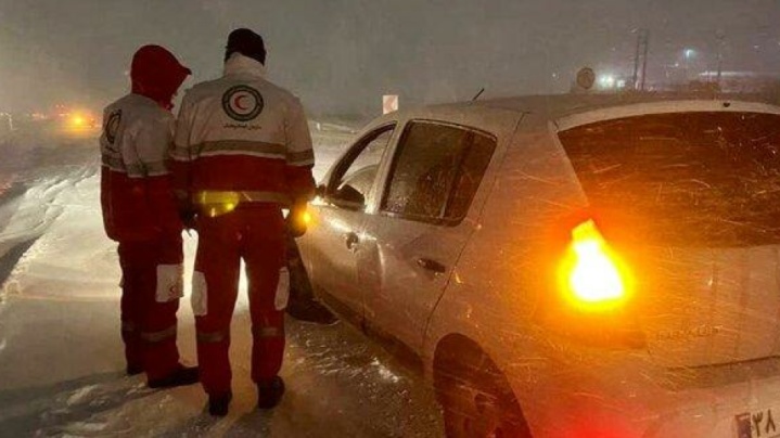 عملیات امداد و نجات هلال احمر در ۲۴ استان/ رهاسازی بیش از ۷۰۰ دستگاه خودرو