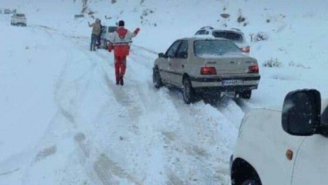 نجات ۲۲ خودرو گرفتار در برف و کولاک در کاشان/ محور کامو مسدود شد