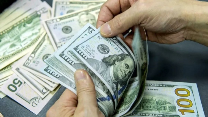 ارز کالا‌های اساسی بدون وقفه تامین می‌شود