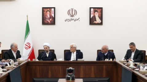 عارف: دولت با همکاری سایر قوا به دنبال حل مسائل معیشتی است