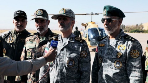 فرمانده کل ارتش: تمام تحرکات دشمن را به دقت رصد میکنیم