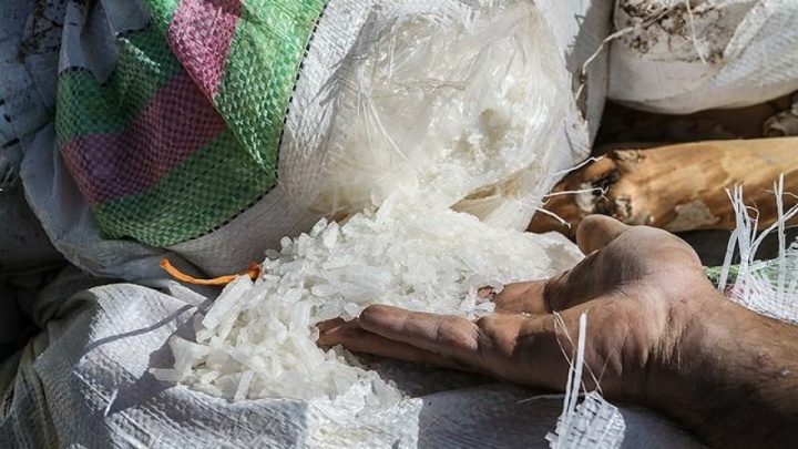 محموله۵۲ کیلویی شیشه در پوشش خرما لو رفت