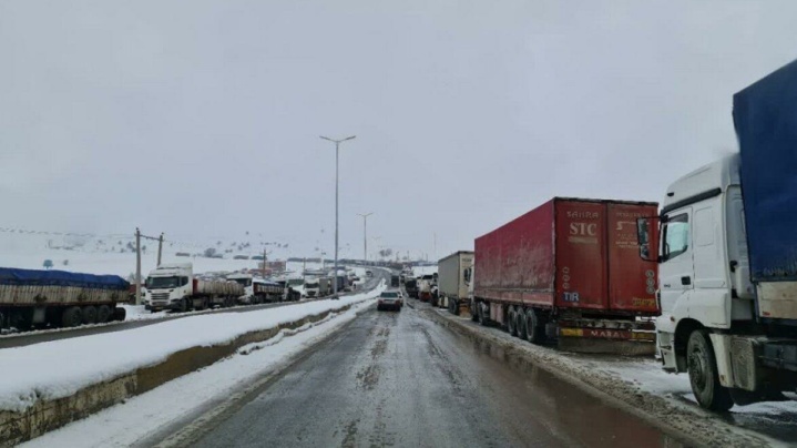 توقف پر هزینه کامیون‌ها پشت مرز