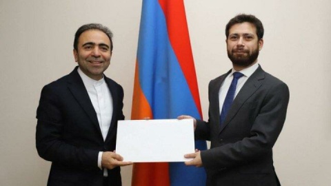 تسلیم استوارنامه سفیر جدید ایران به دیپلمات ارشد ارمنستان