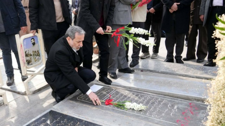 حضور وزیر امور خارجه در گلستان شهدای اصفهان و زیارت مزار شهیدان