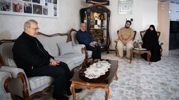 دیدار لاریجانی با خانواده شهیدان حاجی‌زاده و باقری