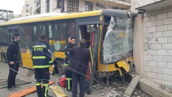 ۲ مصدوم و خسارت سنگین حاصل تصادف اتوبوس در اتوبان ستاری