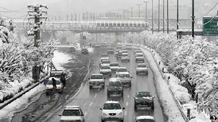 زمستان با بارش پراکنده و ترافیک سنگین به پایتخت رسید/ ۱۰ استان سفیدپوش شد