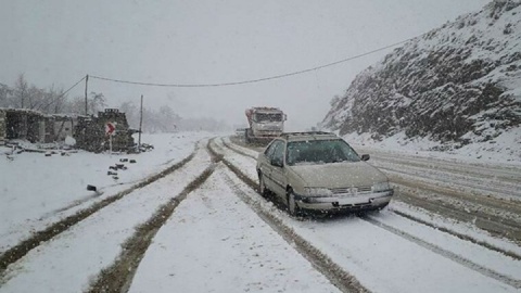 فیلم/ بارش برف و کولاک در جاده مریوان-سنندج