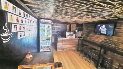 قهوه تلخ، گوشه دنج