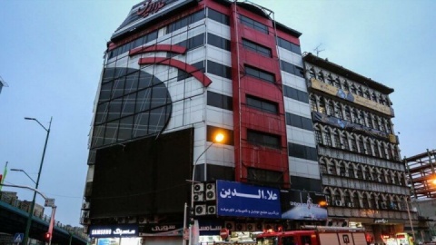 تجمع جمعی از کسبه پاساژ علاءالدین در اعتراض به بی‌ثباتی قیمت ارز