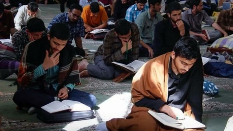 اعتکاف یک خانه‌نشینی عاشقانه و فرصتی طلایی است