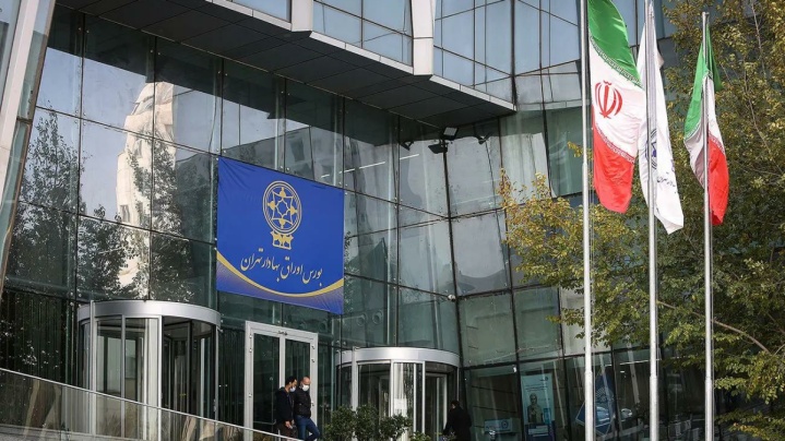 بورس سبزپوش شد؛ ۶۷۷ میلیارد تومان پول حقیقی وارد شد