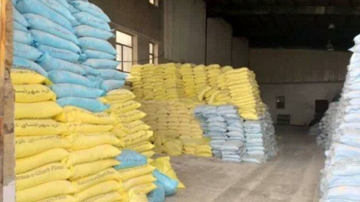 انبار احتکار آرد خارج از شبکه توزیع در بروجرد کشف شد