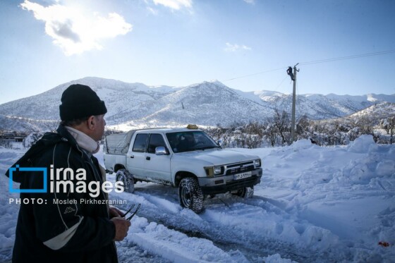همکاری نیروهای مردمی و صنعت برق در رفع خاموشی روستاهای برفی بانه و سقز