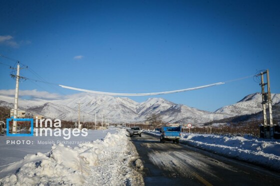 همکاری نیروهای مردمی و صنعت برق در رفع خاموشی روستاهای برفی بانه و سقز