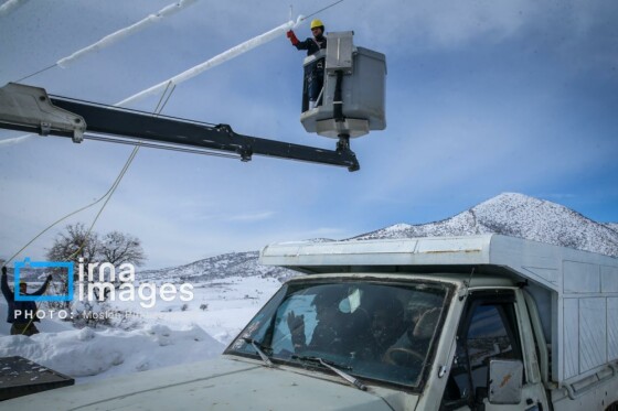 همکاری نیروهای مردمی و صنعت برق در رفع خاموشی روستاهای برفی بانه و سقز