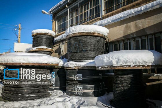 همکاری نیروهای مردمی و صنعت برق در رفع خاموشی روستاهای برفی بانه و سقز