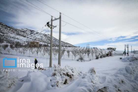 همکاری نیروهای مردمی و صنعت برق در رفع خاموشی روستاهای برفی بانه و سقز