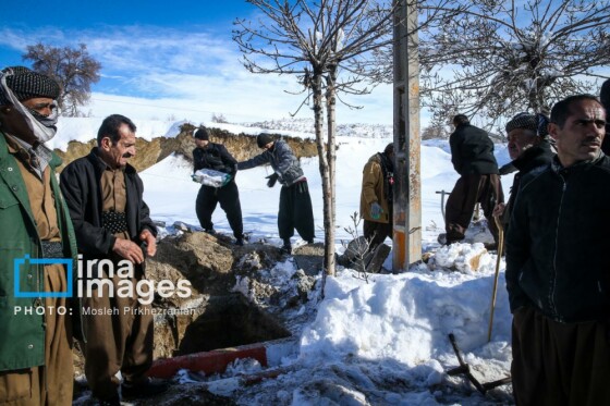 همکاری نیروهای مردمی و صنعت برق در رفع خاموشی روستاهای برفی بانه و سقز