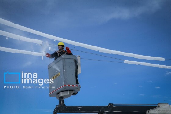 همکاری نیروهای مردمی و صنعت برق در رفع خاموشی روستاهای برفی بانه و سقز