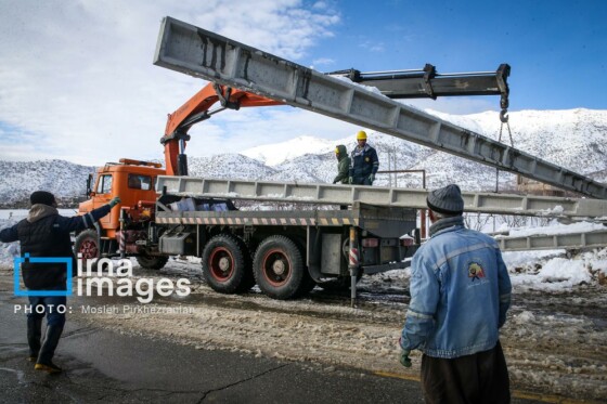 همکاری نیروهای مردمی و صنعت برق در رفع خاموشی روستاهای برفی بانه و سقز