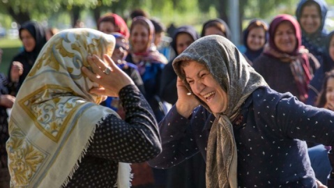 هرگاه دلت خنده روا داشت، بخند