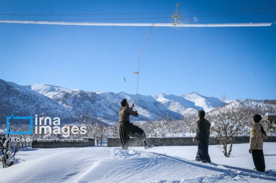 همکاری نیروهای مردمی و صنعت برق در رفع خاموشی روستاهای برفی بانه و سقز