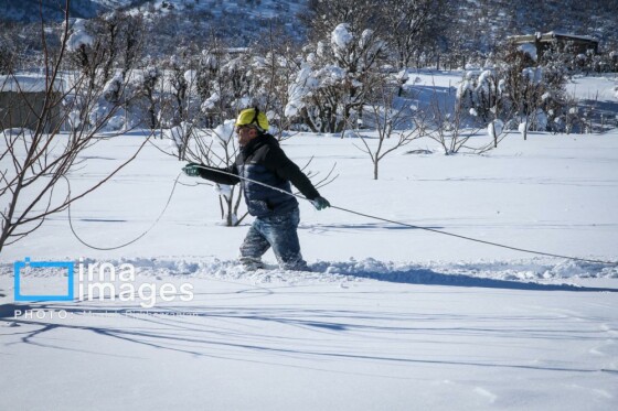 همکاری نیروهای مردمی و صنعت برق در رفع خاموشی روستاهای برفی بانه و سقز