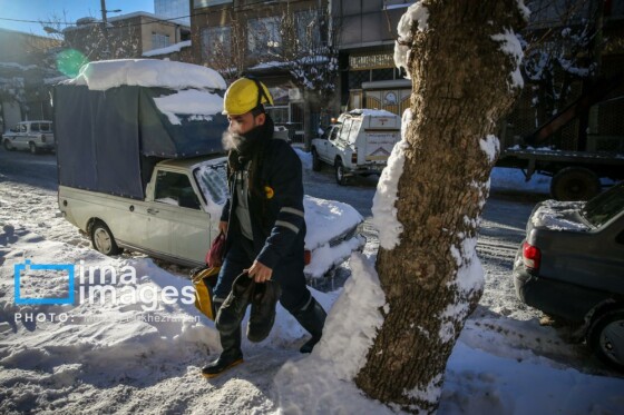 همکاری نیروهای مردمی و صنعت برق در رفع خاموشی روستاهای برفی بانه و سقز